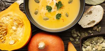 Dýňová polévka s červenou čočkou a kurkumou